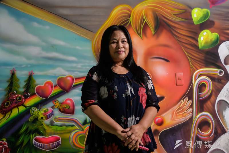 台灣關愛基金會創辦人楊婕妤描述了移工媽媽一旦懷孕，就得逃跑的不得不然現狀。（甘岱民攝）