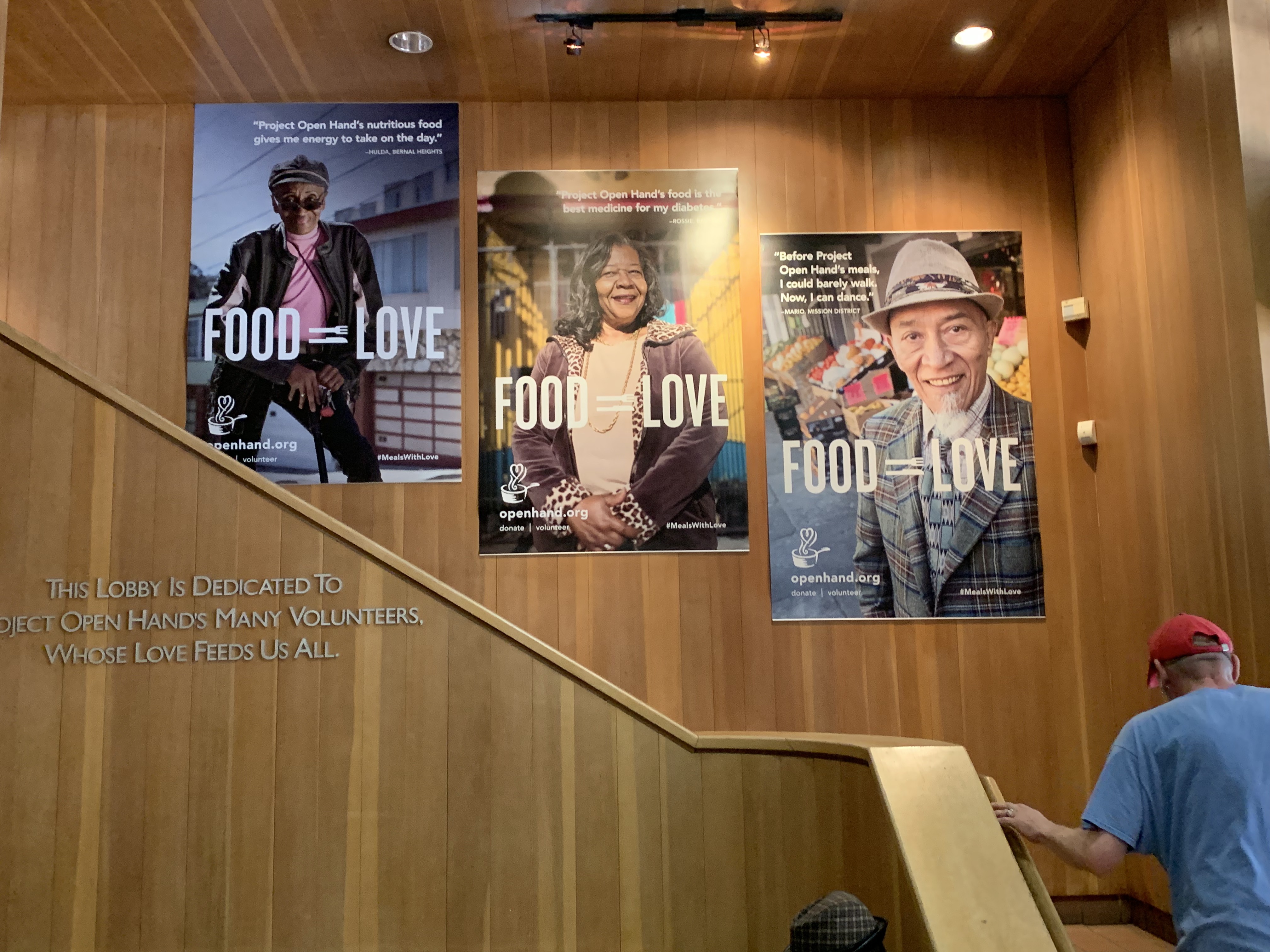 Open Hand Project 的無家者餐食海報。許多愛滋服務機構也會參與發送餐食計畫,他們提供食物也是無家者每天穩定的營養的來源,讓他們更有機會可以重新站起來。圖片來源:作者。