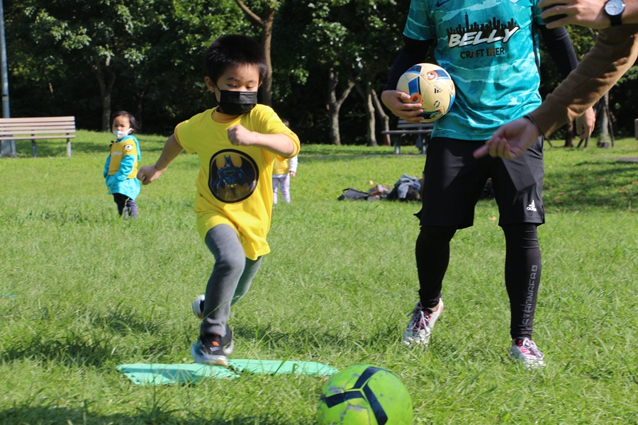 【關愛消息】志工帶領戶外足球課 讓關愛之家的孩子盡情學習